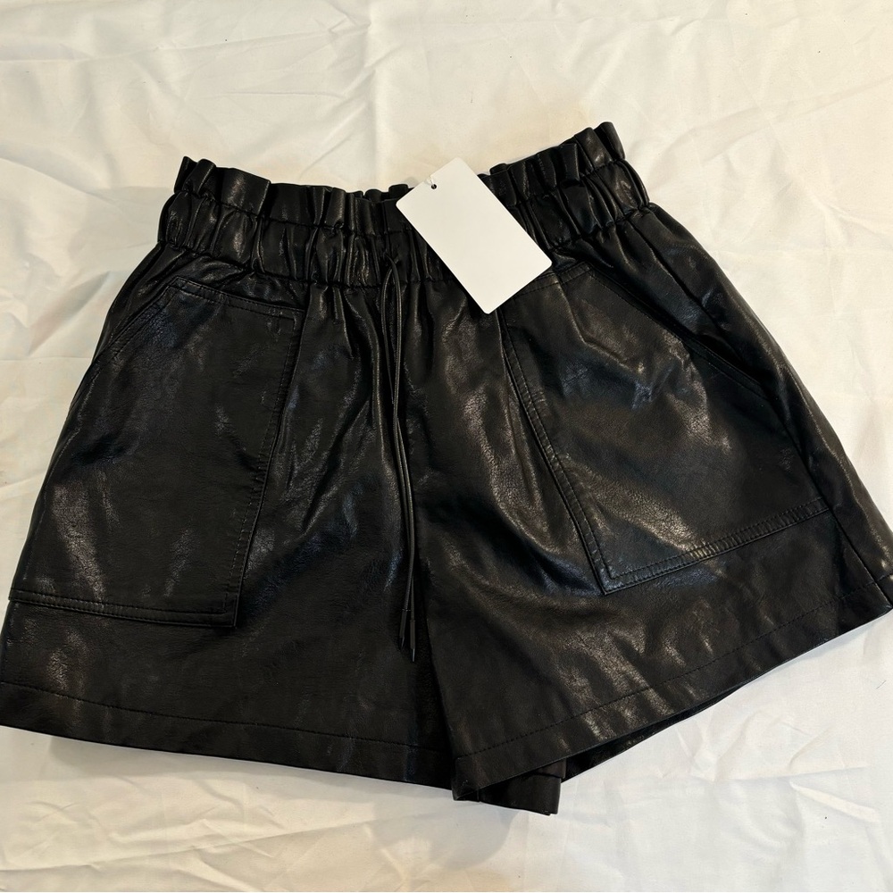 NWT Women’s High Waisted Faux Leather Black Shorts SCHHJZPJ SZ MediumPockets NEW